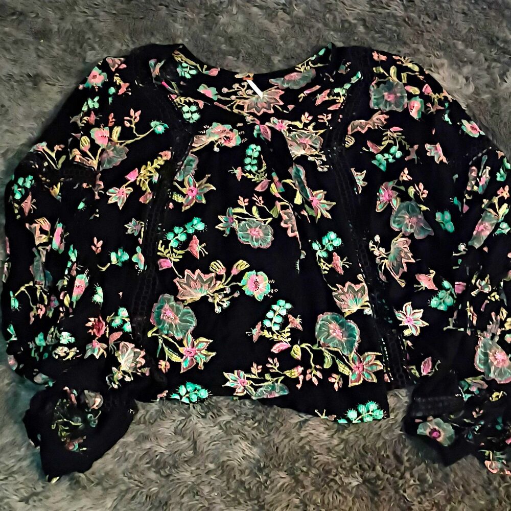 Free People Black Floral Embroidered Woven Pullover V-Neck Blouse Long Sleeve M